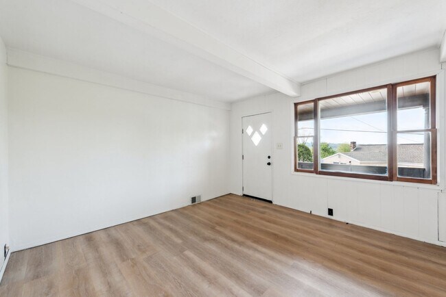 Foto del edificio - Beautiful 3 bedroom home in Jeannette available July 1!