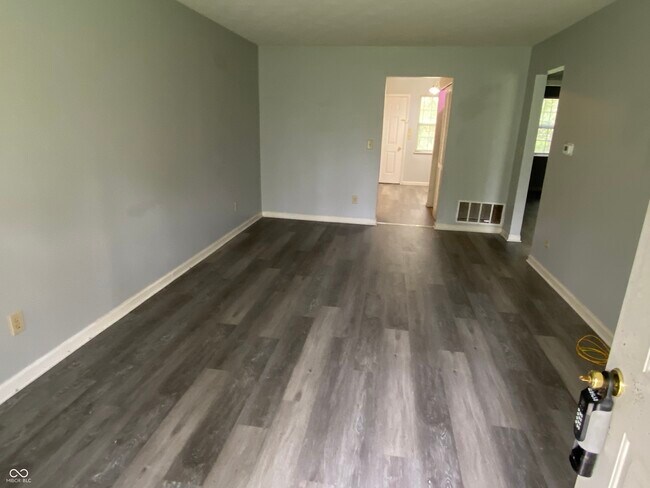 Foto del edificio - 1329 Millerwood Ct