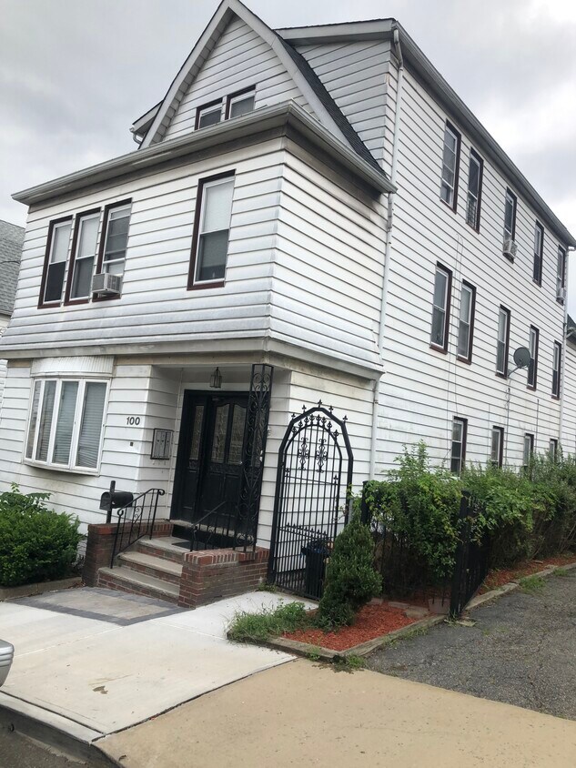 Building Photo - 100 Hoyt St