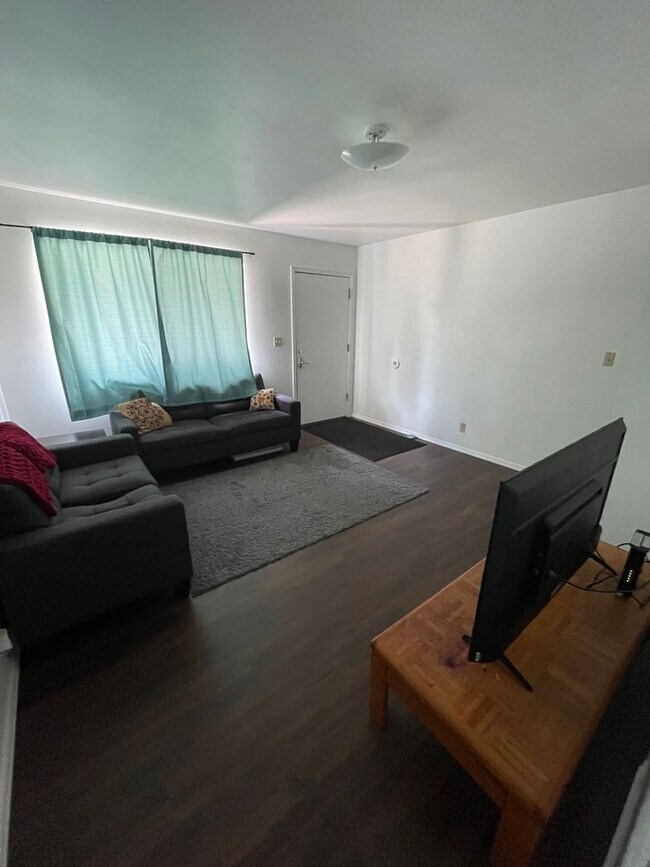 Building Photo - Your Ideal Home Close to Campus!