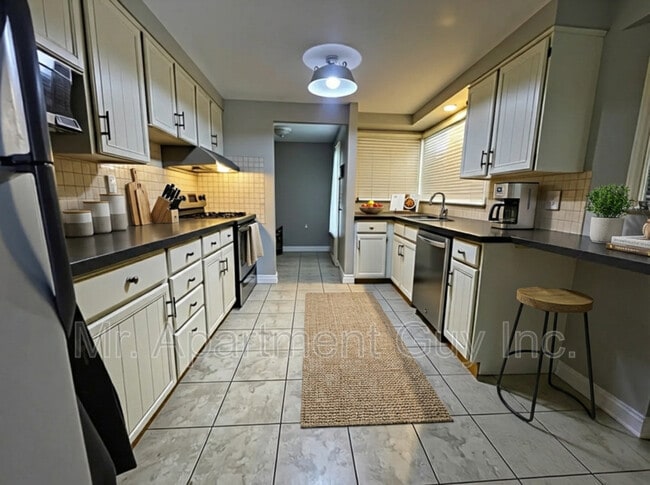 Building Photo - 499 Beechwood Dr