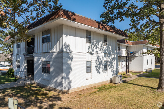 Building Photo - The Luxe Apartments