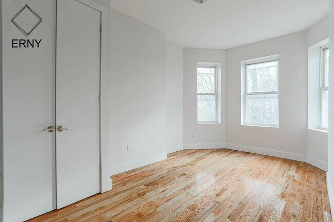 Foto del edificio - 351 E 26th St