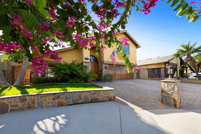 Foto del edificio - Beautifully maintained Tuscan-style custom home