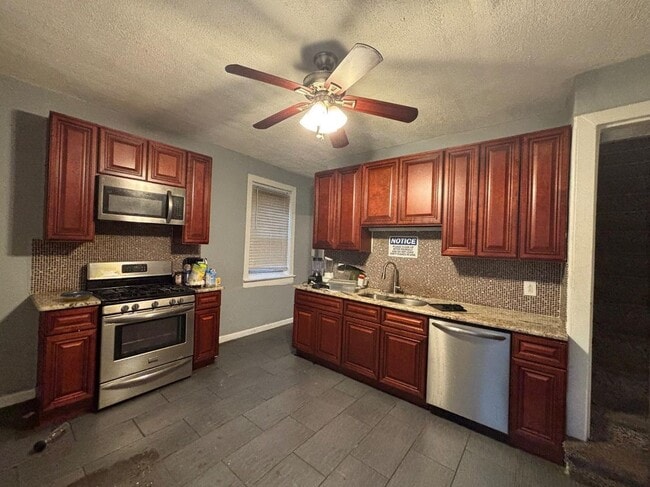 Foto del edificio - 649 W State St