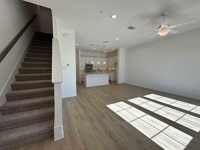 Foto del edificio - Stunning 3-Bedroom Townhome for Rent in Ma...