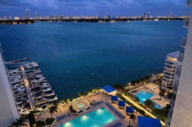 Foto del edificio - 7601 E Treasure Dr