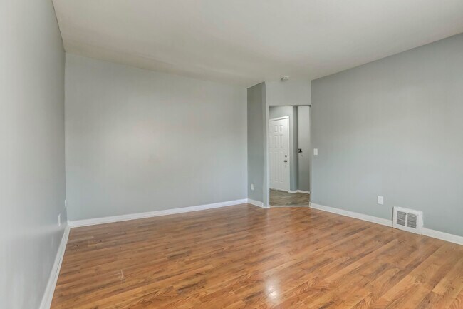 Foto del edificio - 7228 Chalmers Ave