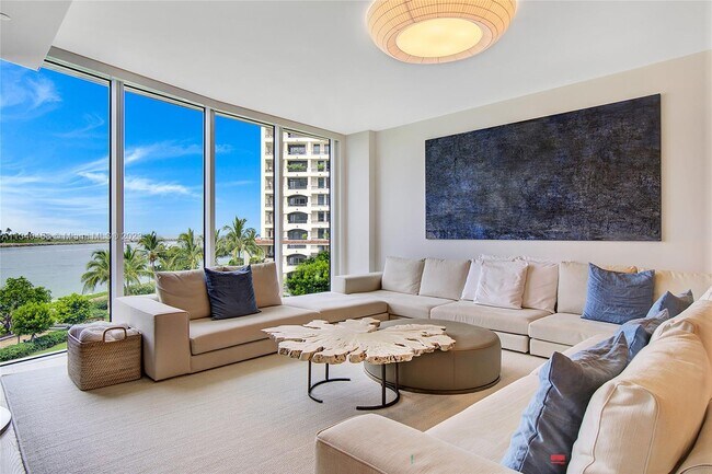 Foto del edificio - 6835 Fisher Island Dr