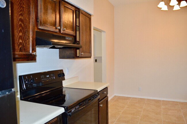 Building Photo - Beautifully updated move-in ready 3/2.5