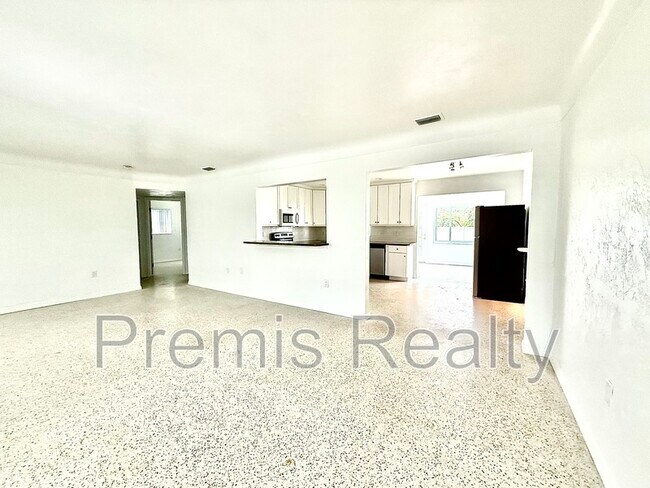 Foto del edificio - 7838 Causeway Blvd N