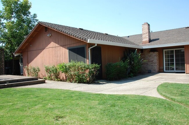 Building Photo - 4 bed 2 bath 3 car in Roseville
