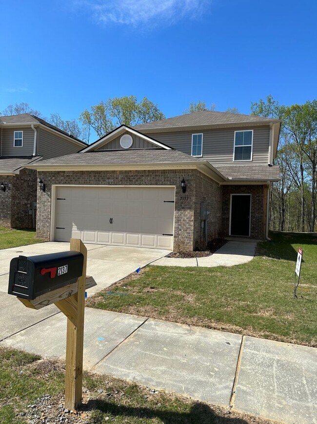 Building Photo - *Get Ready for Summer with a Sizzling Deal...