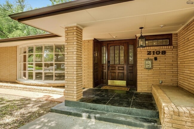 Building Photo - 2108 Granada Dr