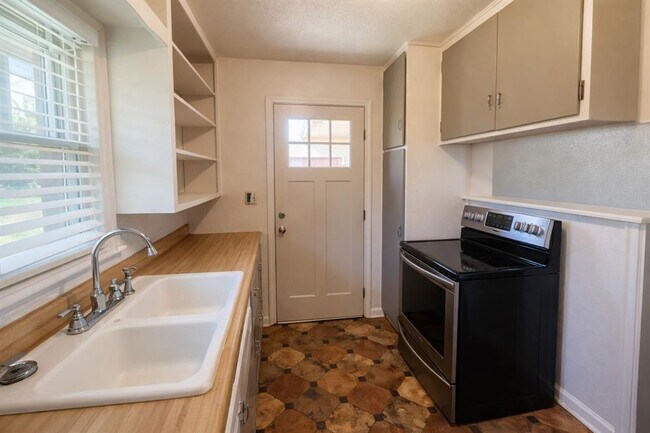 Foto del edificio - 2216 Downing St