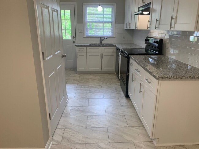 Building Photo - 3825 Rosehaven Dr