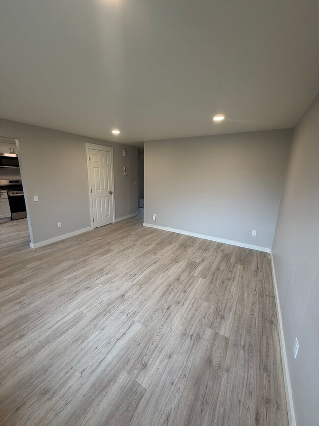 Building Photo - Newly Remodeled 2 Bedroom!