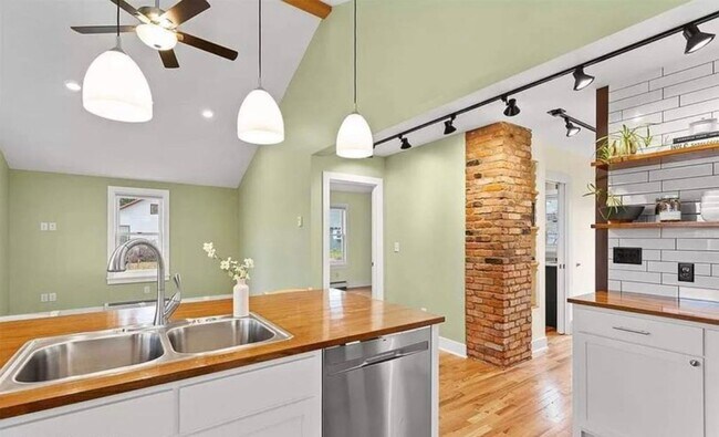 Foto del edificio - House with Fenced Yard * Walking Distance to MSU Campus and Downtown Bozeamn