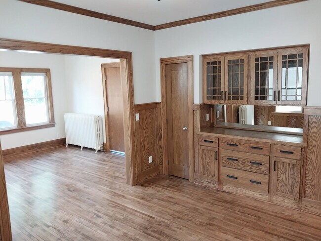 Apartamento 2 Comedor Buffet - 1601 Portland Ave