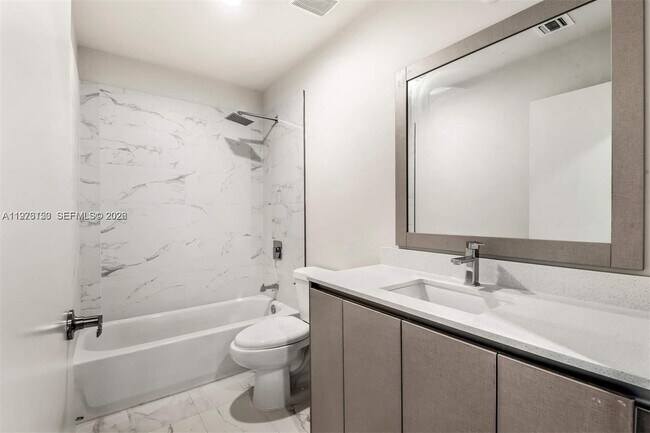 Foto del edificio - 2561 NE 193rd St