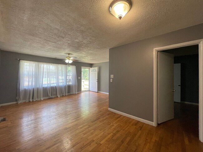 Building Photo - Cute 3/1 House in Calvert City Limits