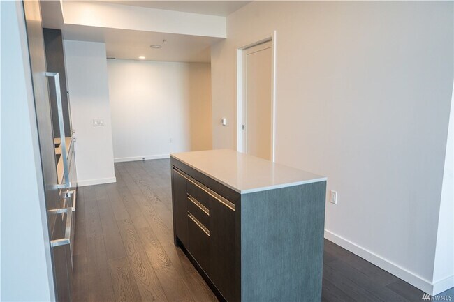Building Photo - 1Bd+Den/1Ba Seattle Condo