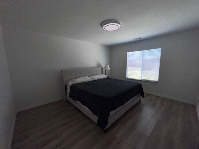 Foto del edificio - Updated kitchen, laminate floors throughou...