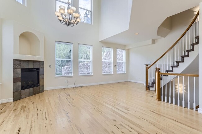 Building Photo - Beautifully maintained town-home in Centra...