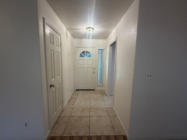 Foto del edificio - Single story near freeway access and major shopping!