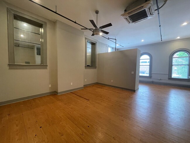 Foto del edificio - Large Downtown Studio Loft - Parking Inclu...