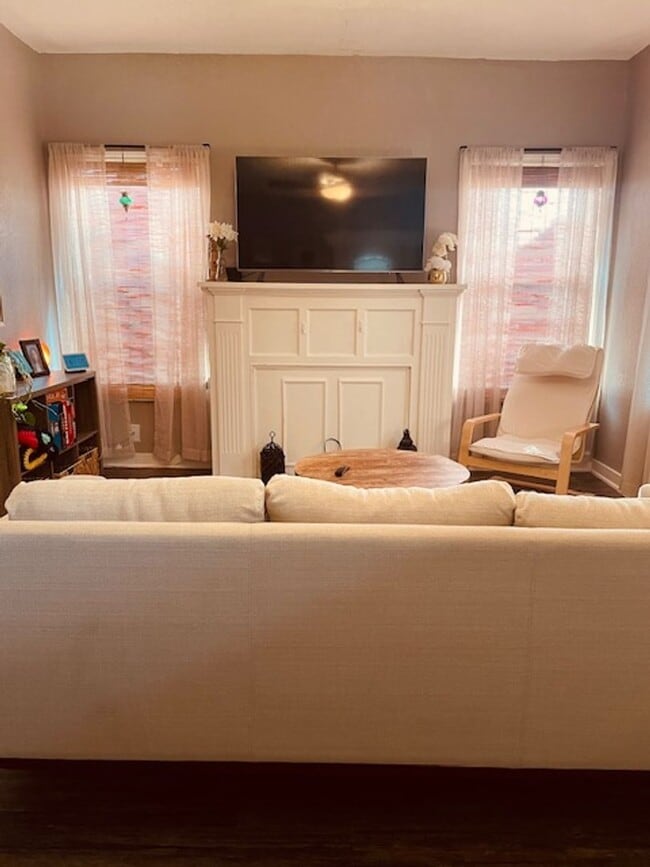 Building Photo - Lovely 3 Bedroom, 2 Bath Bungalow in the H...