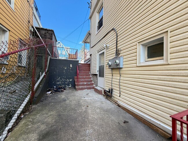 Building Photo - 82 Waring Pl