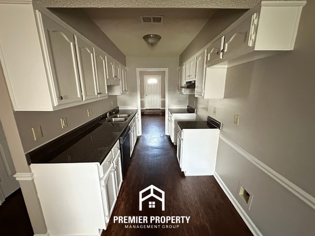 Building Photo - Beautiful 3BR/2BA Near Southwind | Soaring Vaulted Ceilings, Fireplace & Quiet Cove