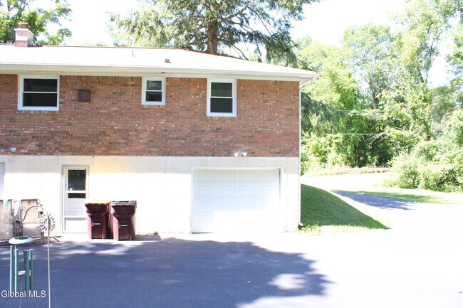 Building Photo - 8 Zelenke Dr