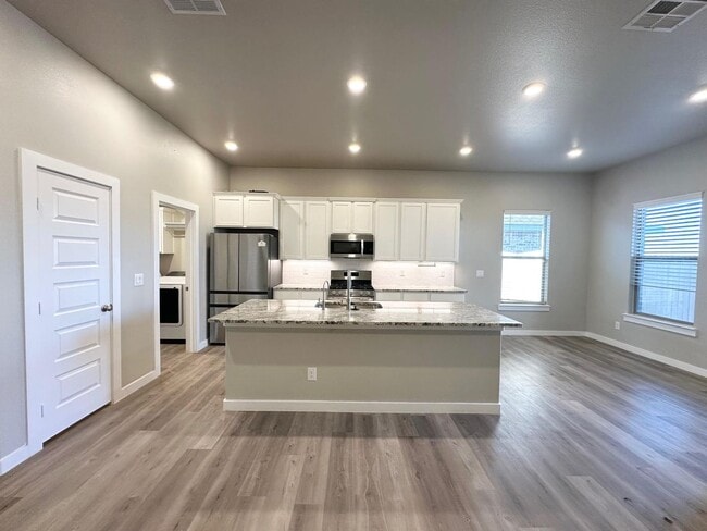 Building Photo - 3 Bed 2 Bath Ready to Rent!