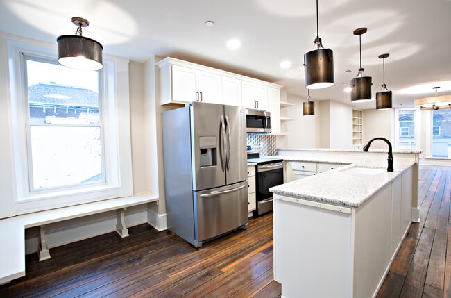 Building Photo - 100 W Main St