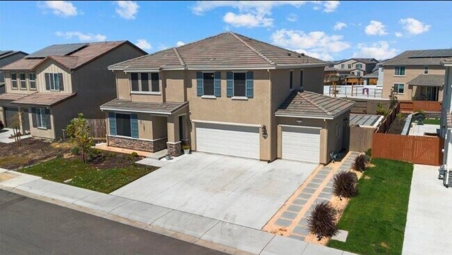 Building Photo - 2851 Ski Bch St