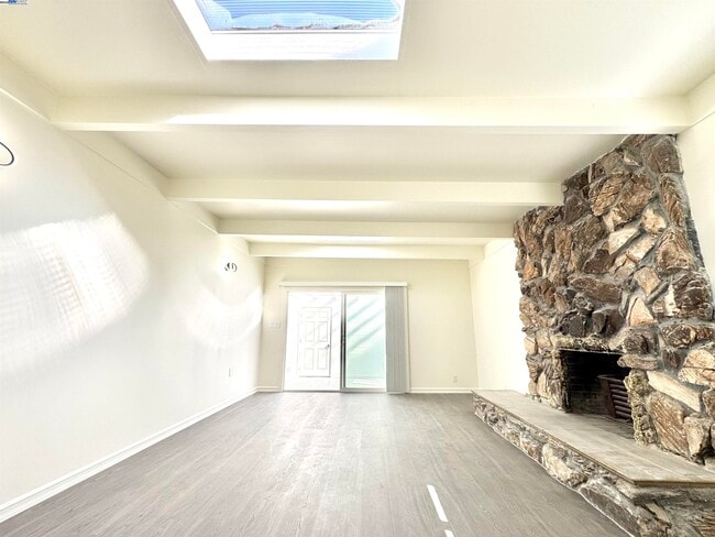 Foto del edificio - 15560 Calgary St