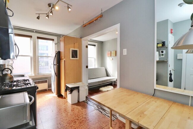 Building Photo - 411 Monmouth St
