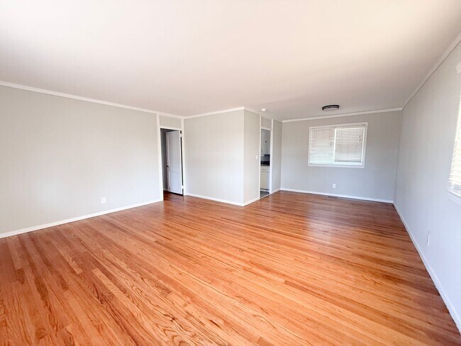 Foto del edificio - 3-Bedroom Single-Family Home Near TTU with Hardwood Floors and Carport