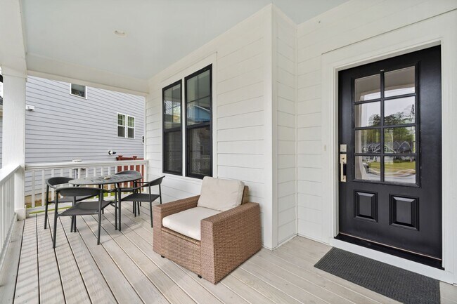 Building Photo - Gorgeous 4 Bedroom House + Bonus Room in B...
