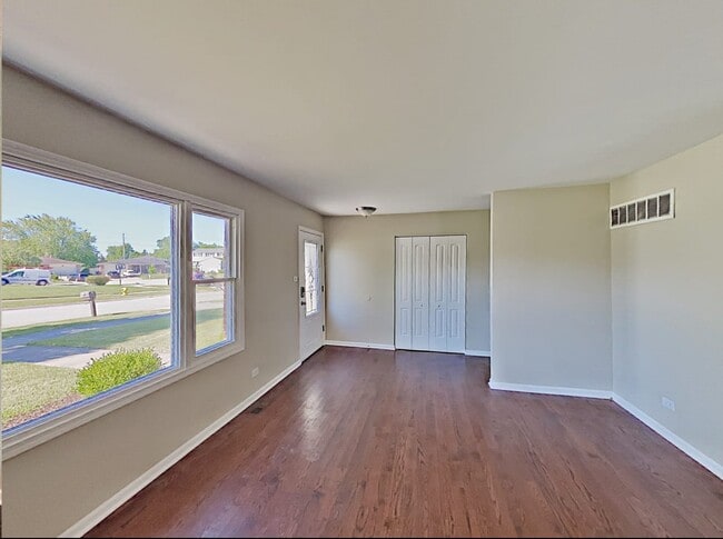 Building Photo - 8840 Hickory Dr