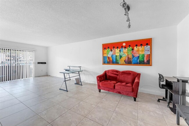 Foto del edificio - 5800 SW 127th Ave