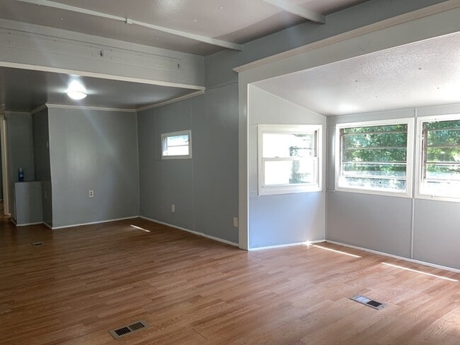 Building Photo - 18 White Horse Rd Ext