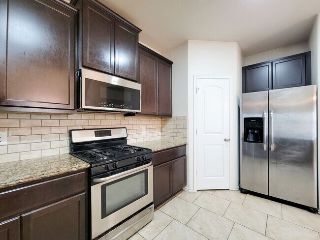 Foto del edificio - BRAND NEW  4 BEDROOM 2 BATH HOME IN KATY V...