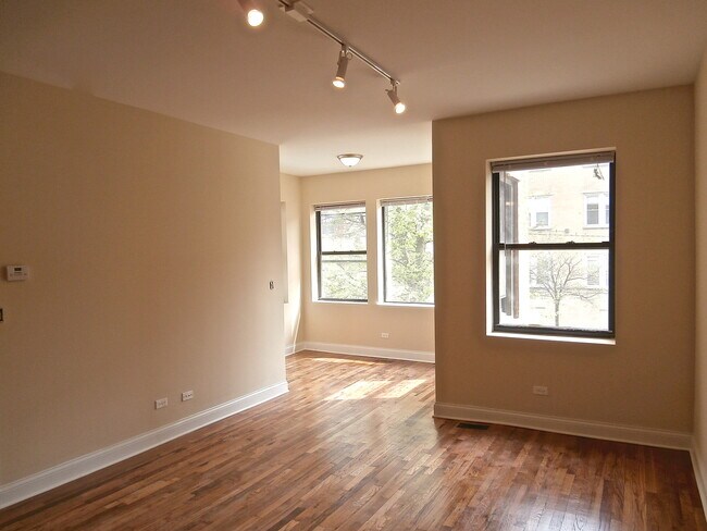 Building Photo - 3216 W Argyle St