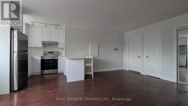 Building Photo - 2209 Gerrard St E