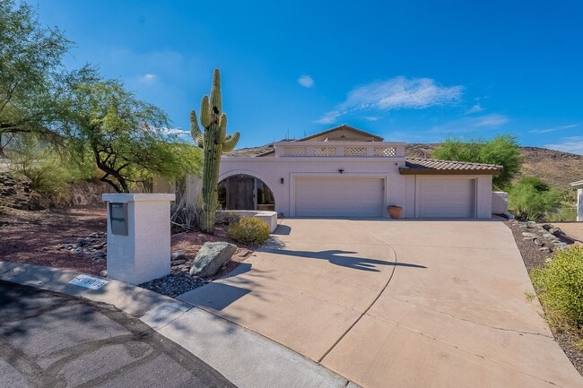 Foto del edificio - Coming Soon! 4 bed, 3.5 bath with a beautiful pool & views! No HOA - Available 02/01/2026