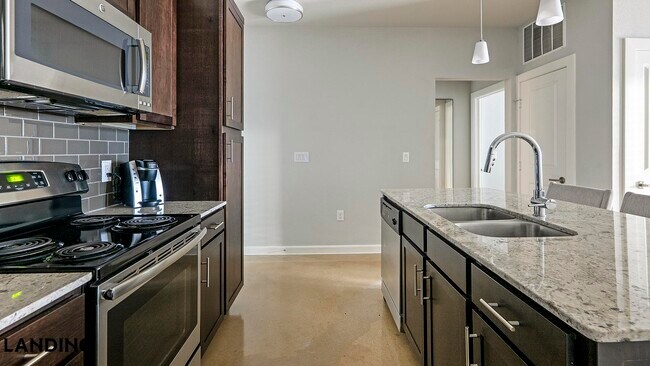 Foto del edificio - 4300 Cromwell Dr