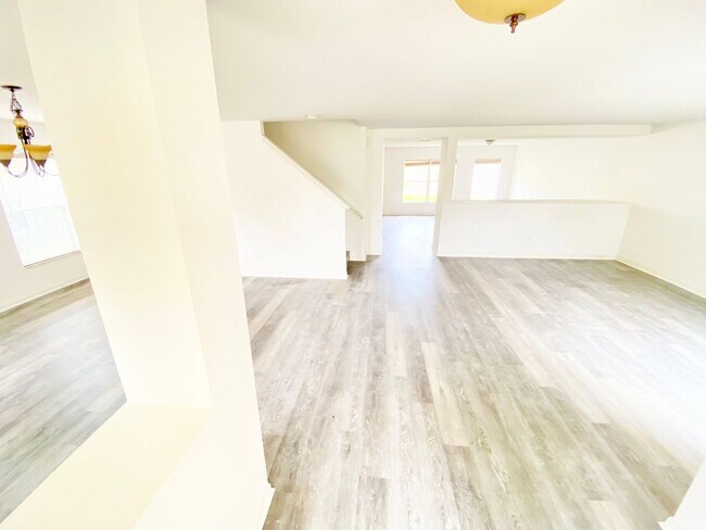 Building Photo - 13631 Phoenix Dr